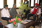 H.E. interacting with Prasar Bharti member (Personnel) V. Shivakumar, AIR DG(News) Mohan Chandak and Astt DG (News) Dr. Sadhna Rout at Rajbhawan : 27/08/2009 