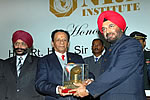 H.E. Governor presenting NRI Institute Bharat Samman Award to H.E. RT Hon Sir Anerood Jugnauth, the President of Mauritius at a function organised by NRI Institute, New Delhi : 01/12/2009