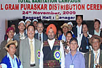 H.E. Governor with the Nirmal Gram Puraskar awardees: 24/11/2009