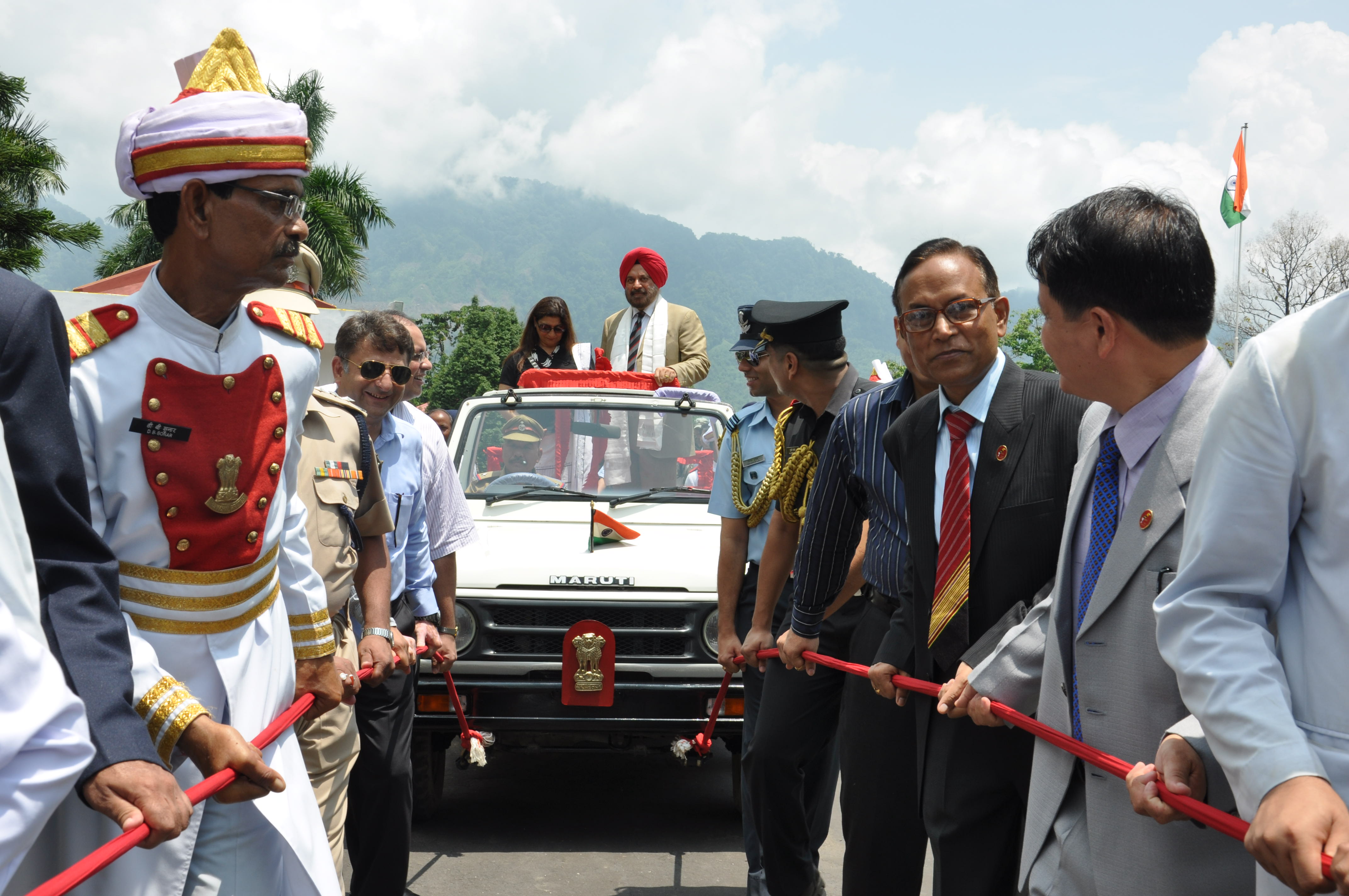 Officers and staff of Governor�s Secretariat and Raj Bhawan led by Secretary to Governor Shri Ankur Garg bidding a touching farewell to the outgoing Governor Gen (Retd) J.J. Singh and First lady of the State Smti Anupama Singh:27/05/2013
