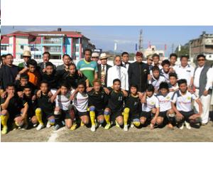 Governor of Arunachal Pradesh Lt. Gen (Retd) Nirbhay Sharma and Chief Minister Shri Nabam Tuki with players and officials before the final match of the State Level Football Tournament for Chief Minister� Trophy at Rajiv Gandhi Stadium, Naharlagun on 20th February 2014.