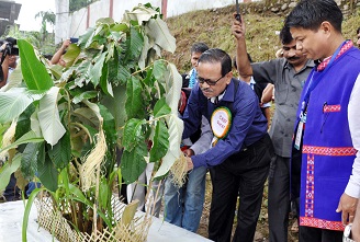 The Governor of Arunachal Pradesh Shri JP Rajkhowa performing the ritual called �Taku Taabat�, in the Mopin Solung Ground, Itanagar on the occasion of Solung Festival on 1st September 2015