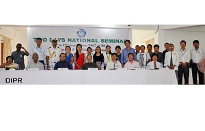 The Governor of Arunachal Pradesh Shri JP Rajkhowa with members of Rajiv Gandhi University Research Scholars� Forum during the two-day National Seminar at Rajiv Gandhi University (RGU), Rono Hills, Doimukh on 11th September 2015
