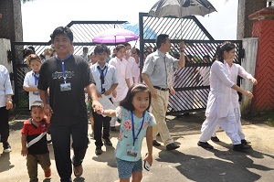 Visitors at Helipad Gate of Raj Bhawan, Itanagar on 13th September 2015 during the �Sunday Visiting Hours for the Public� on 13th September 2015
