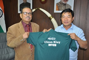 Shri Taku Chatung, President of Apatani Youth Association presenting a �Mission Clean Kley River� shirt to the Governor of Arunachal Pradesh Shri JP Rajkhowa at Raj Bhavan, Itanagar on 27th November 2015.