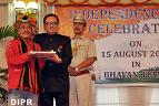Achievers being felicitated by the Governor during � At Home�  function on Independence Day, 2015