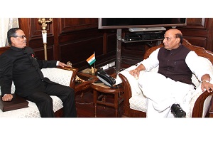The Governor of Arunachal Pradesh, Shri Jyoti Prasad Rajkhowa with the Union Home Minister, Shri Rajnath Singh, in New Delhi on 11th January 2016.