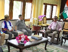 The Governor of Arunachal Pradesh Shri JP Rajkhowa with the representatives of Bharatiya Kishan Sangh, Siang People�s Forum and Siang Organic Initiative at Raj Bhavan, Itanagar on 30th April 2016