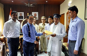 The Governor of Arunachal Pradesh Shri JP Rajkhowa felicitated Shri Jitumoni Nath with a �Letter of Commendation� and a cash award from the Governor�s Discretionary Grant Fund at Raj Bhavan, Itanagar on 9th June 2016.