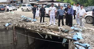 The Governor of Arunachal Pradesh Shri JP Rajkhowa made a field visit to the perennial bottleneck points in various routes of the State Capital at Papu Nallah and interacted with the Chief Engineers on the sites on 11th June�2016.