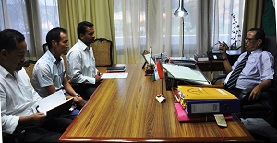 The Governor of Arunachal Pradesh Shri JP Rajkhowa with Deputy Commissioner, Capital Complex Shri Sandeep Kumar, Shri Habung Lampung and Chief Municipal Executive Officer at Raj Bhavan on 23rd August, 2016.