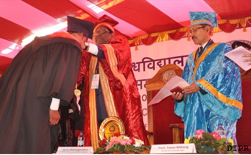 The Governor of Arunachal Pradesh Shri V. Shanmuganathan giving away the Chancellor�s Gold Medal for academic session of 2015-16 to Shri Arvind Kumar Maurya, Master in Computer Application in the 14th Convocation of Rajiv Gandhi University, Rono Hills, Doimukh on 30th November 2016. 