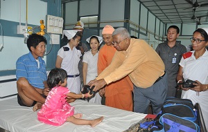 The Governor of Arunachal Pradesh Shri Tathagata Roy distributing fruits to the indoor patients during his maiden visit to Ramakrishna Mission Hospital, Itanagar on 11th July 2016.